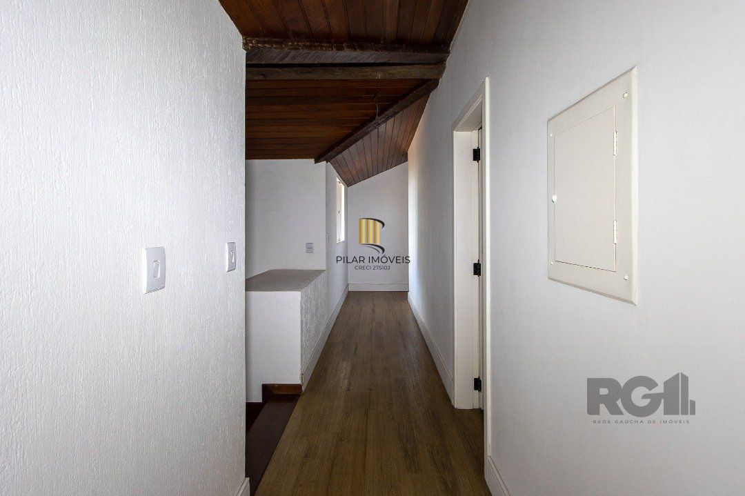 Casa Condomínio a Venda - 880m², 5 dormitórios, sendo 2 suítes, a master com lareira, 4 vagas - Cavalhada