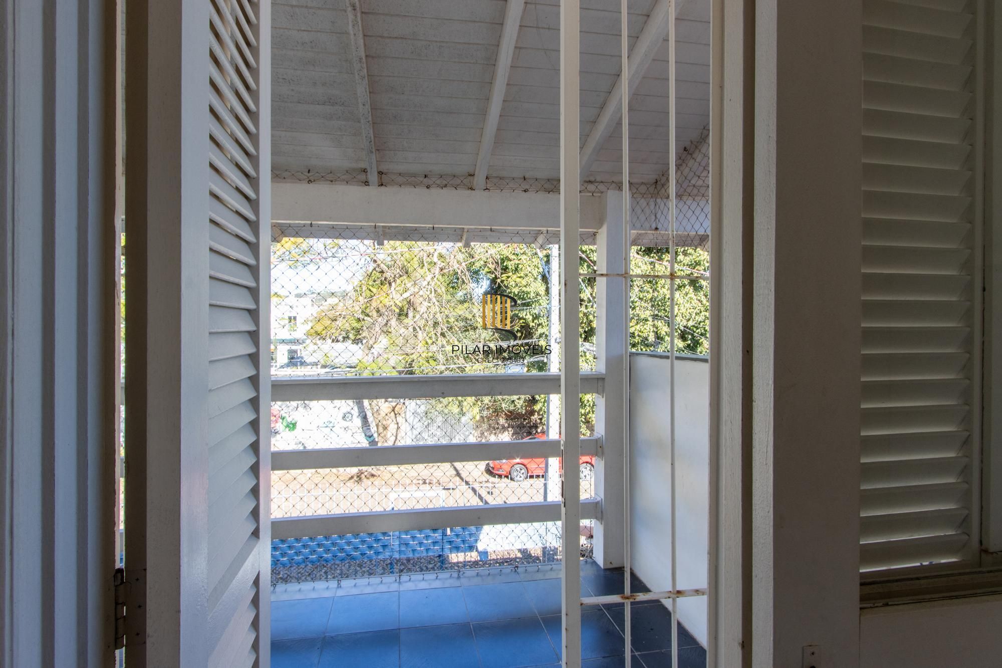 Casa 3 Dormitórios no Bairro Tristeza com 2 Vagas de Garagem