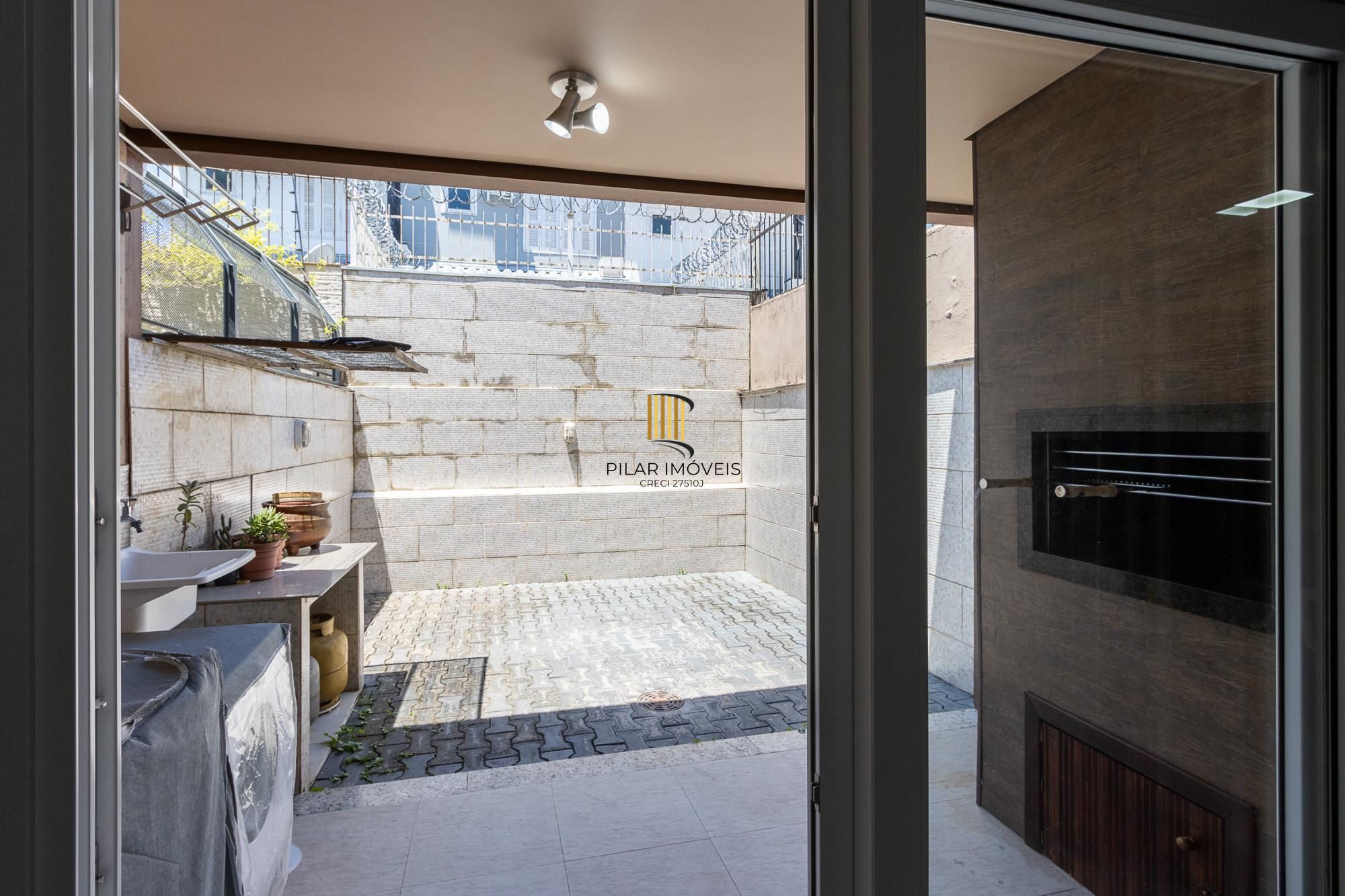 Sobrado com 2 suites e 2 vagas de garagem - Bairro Guarujá