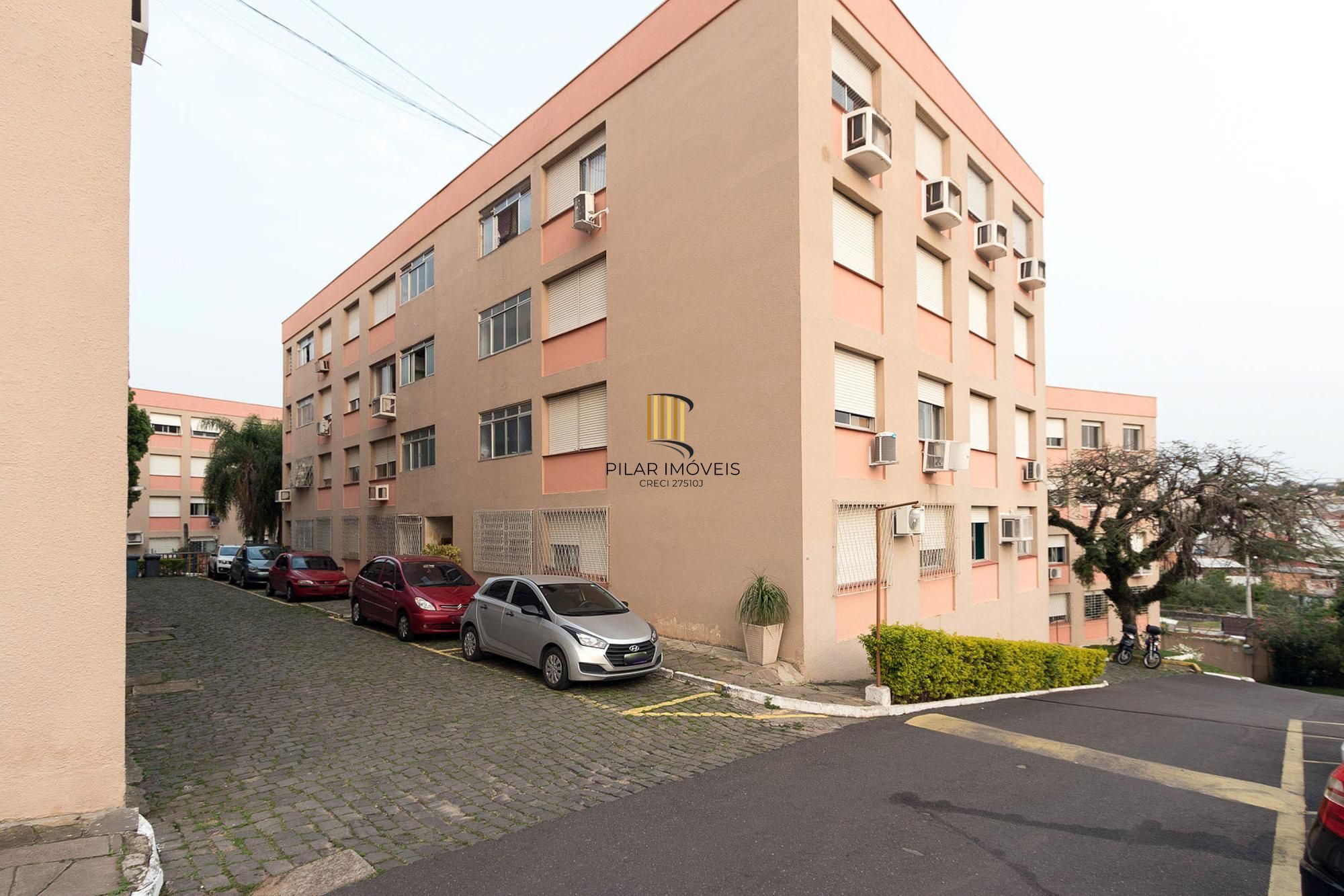 Apartamento semimobiliado à venda no bairro Cristal, 2 dormitórios, 2 banheiros, 1 vaga coberta e vista livre para o Guaíba