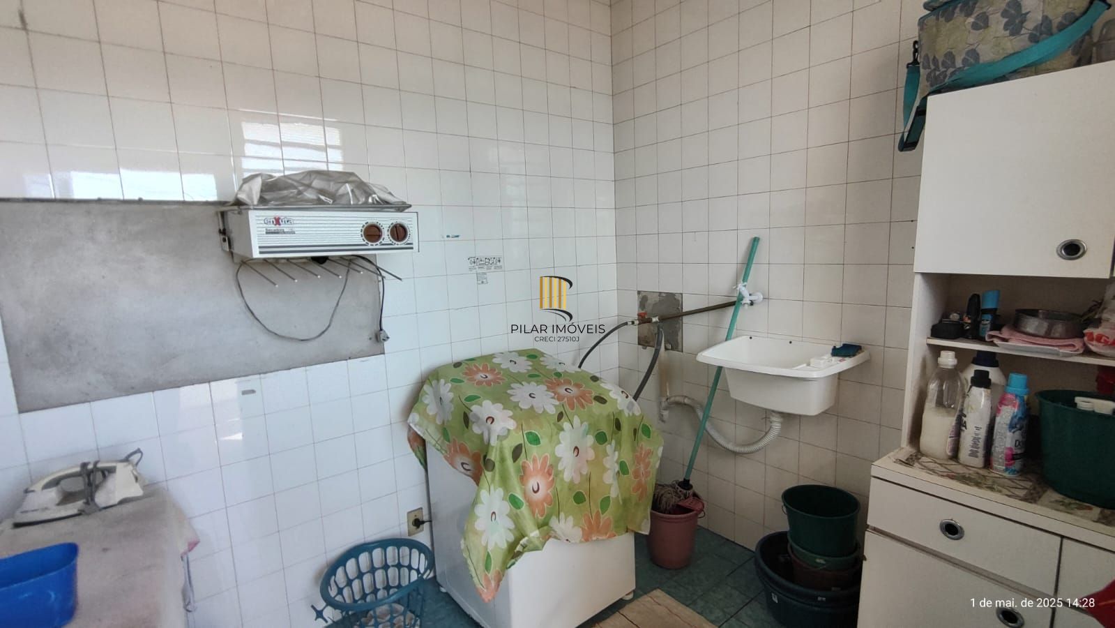 Apartamento de 4 dormitórios, 2 suítes, living amplo e arejado com sacada.