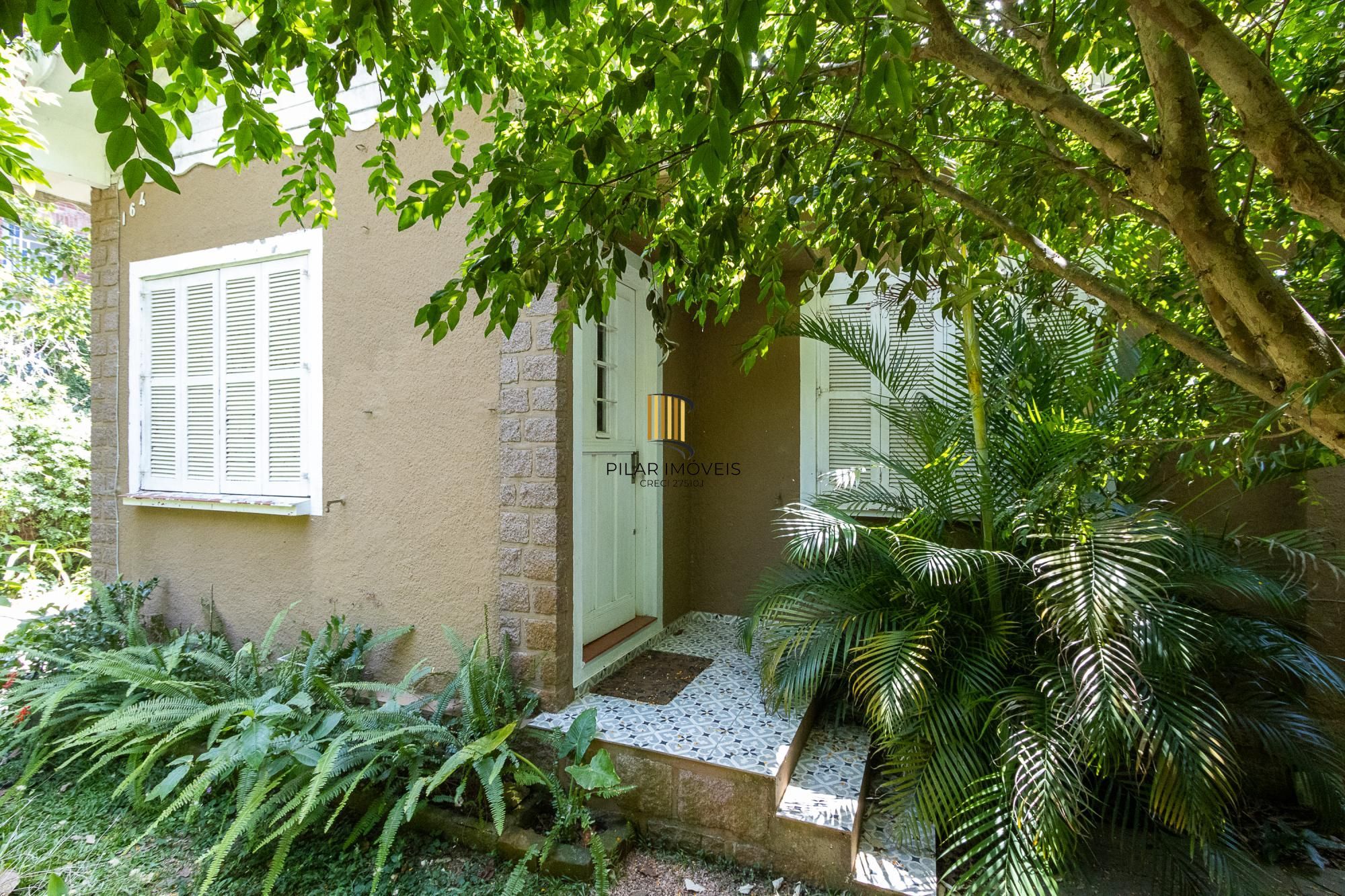 Bela casa térrea, 2 dormitórios e 1 suite - Parte alta do Bairro Espirito Santos