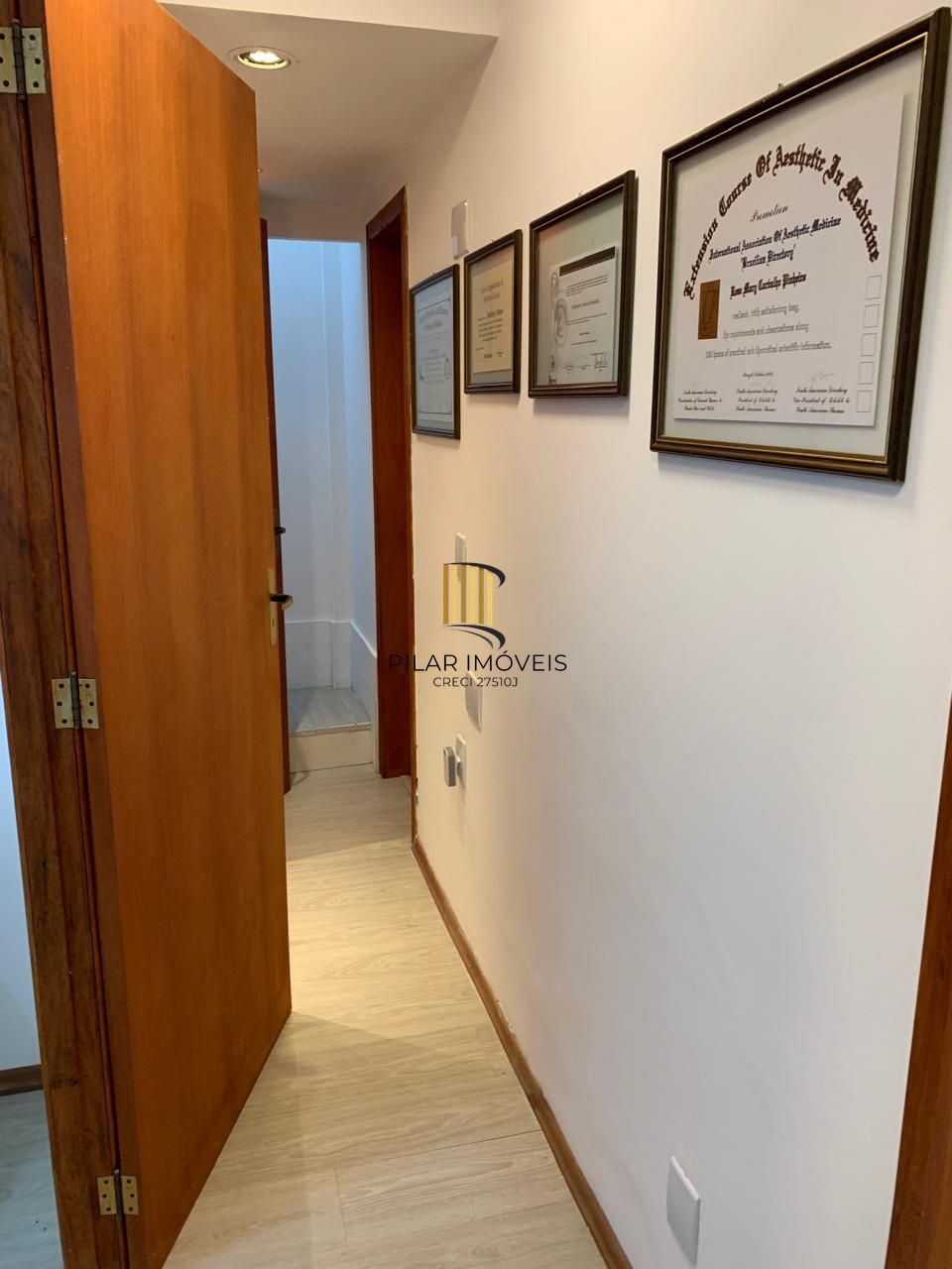 Loja térrea na Galeria Dr. Florêncio Ygartua - Bairro Moinhos de Vento