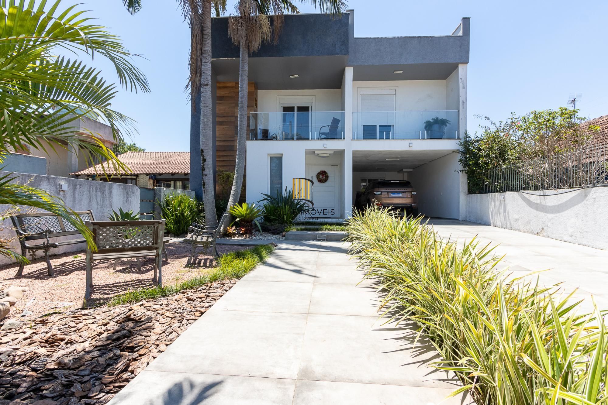 Excelente casa de 3 dormitórios, 3 suítes e 2 vagas no bairro Cavalhada.