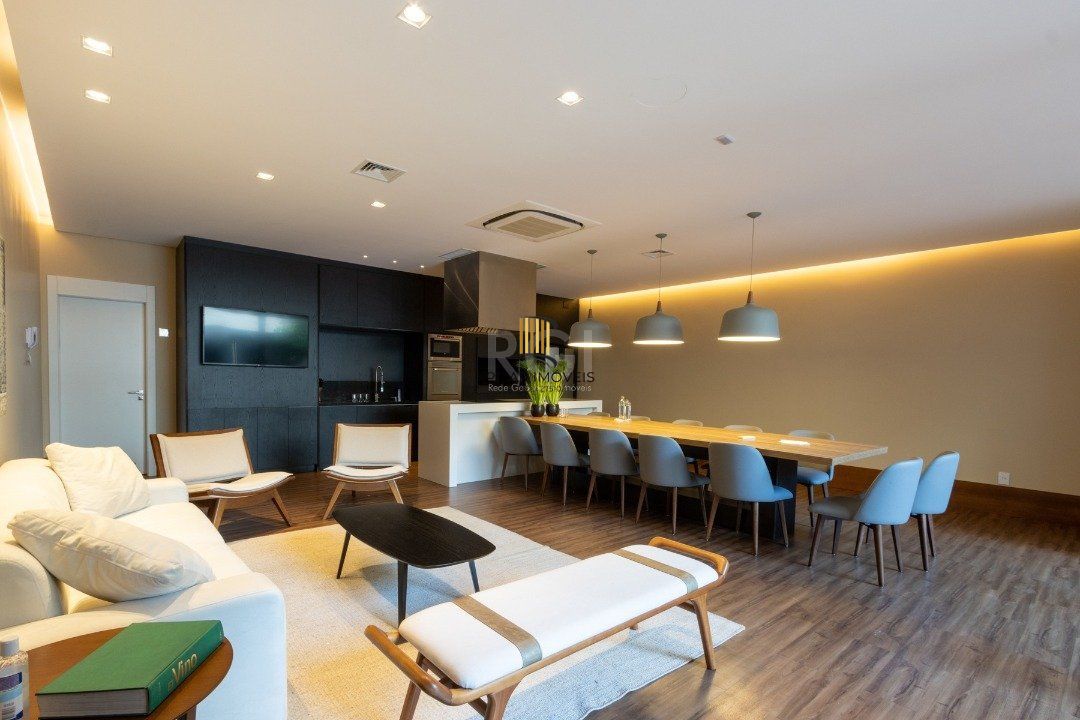 Apartamento mobiliado, com cerca de 256,42m² privativos e com 3 suítes,