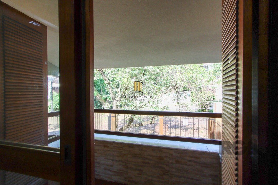 Casa com 4 dormitórios, sendo 1 suíte, com 2 vagas cobertas, no bairro Nonoai, Porto Alegre, RS