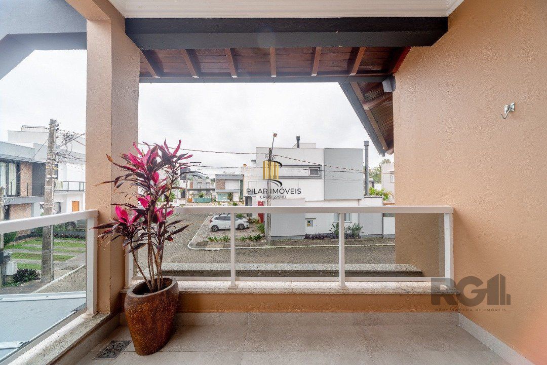 Casa em condominio com excelente padrão construtivo, possui 3 dormitórios, sendo 1 suíte máster com closet e sacada