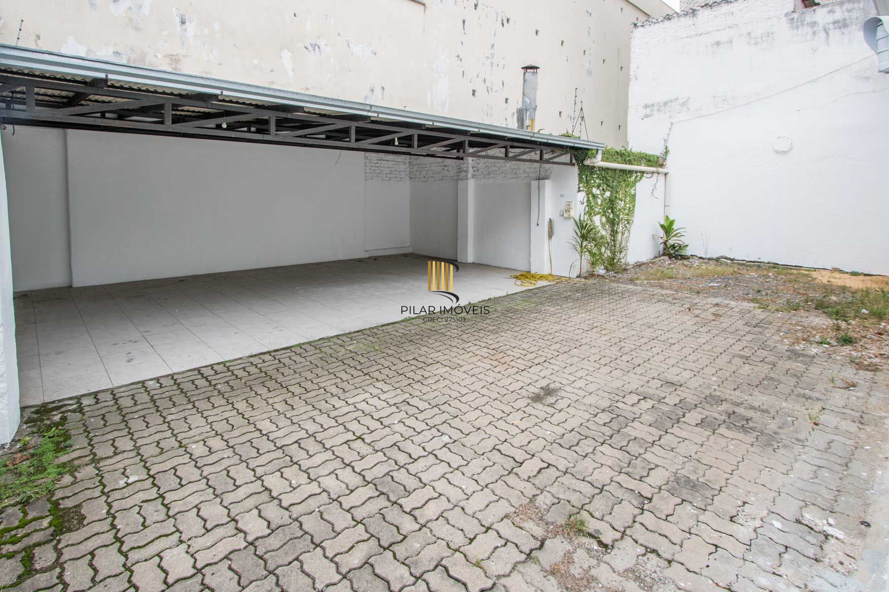 Casa comercial com aproximadamente 157m² privativos