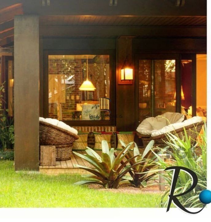Casa com  griffe, no Condomínio Carmel, no coração do litoral norte, juntinho à Central de Atlântida,  entre bosques e ares de serra.