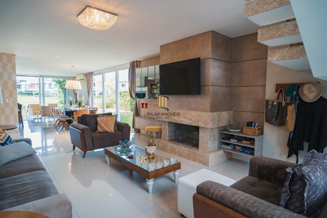 Oportunidade Única! Casa em Condomínio à Beira do Lago com 4 Suítes, sendo uma Térrea e uma Suíte Master Espetacular!