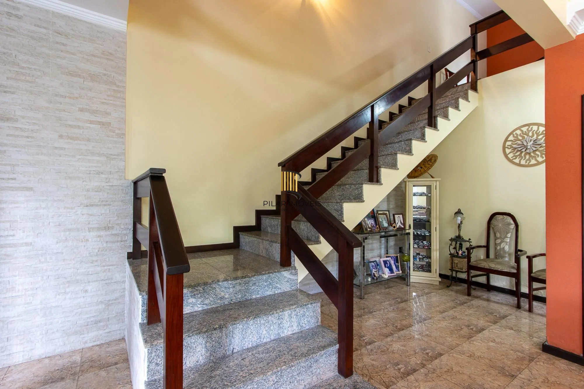 Casa Residencial ou Comercial, com 3 quartos (1 suite), 229m² privativos - Bairro Tristeza