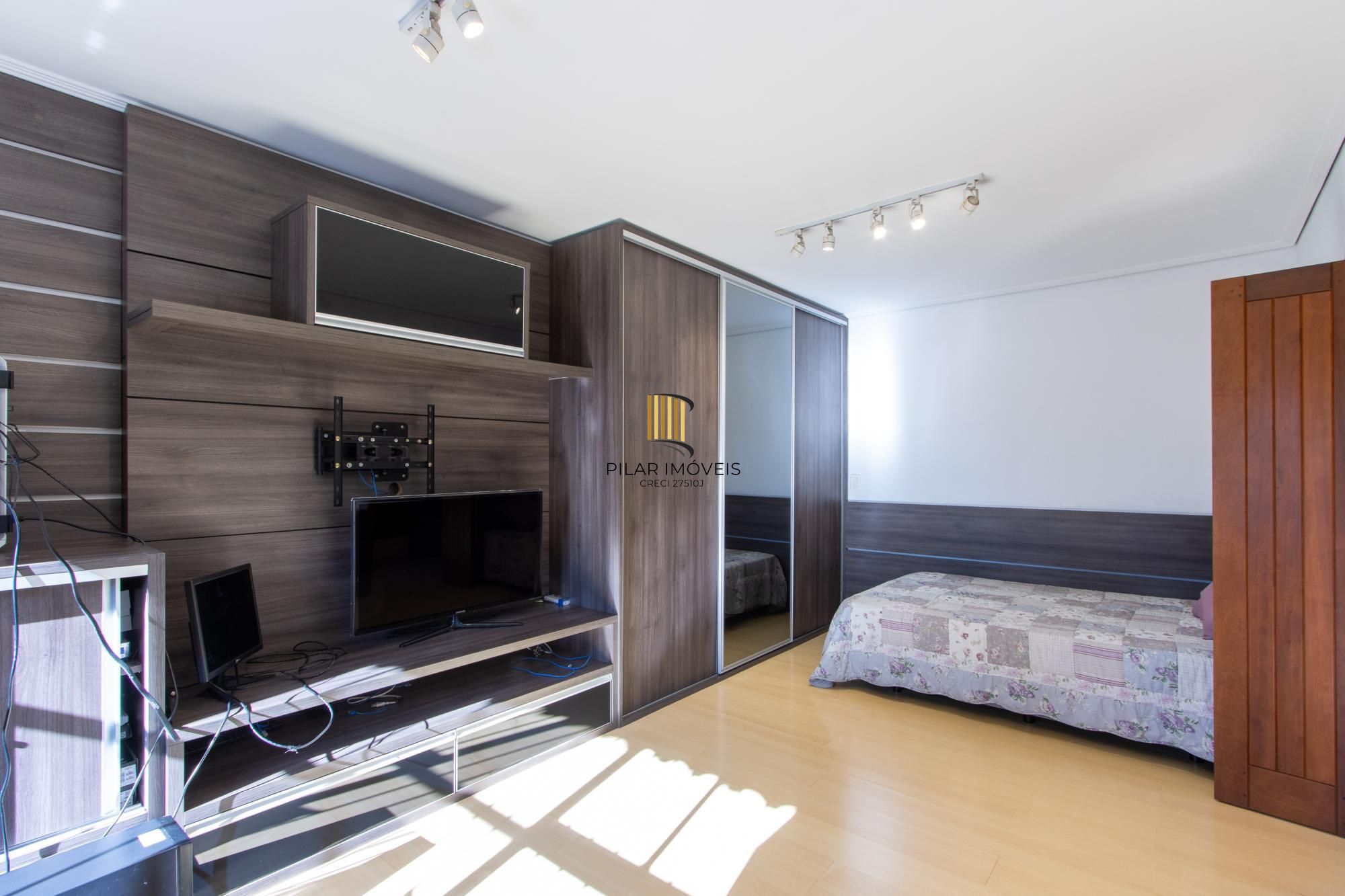 Casa com 3 quartos e 357m² à venda em Tristeza, Porto Alegre.