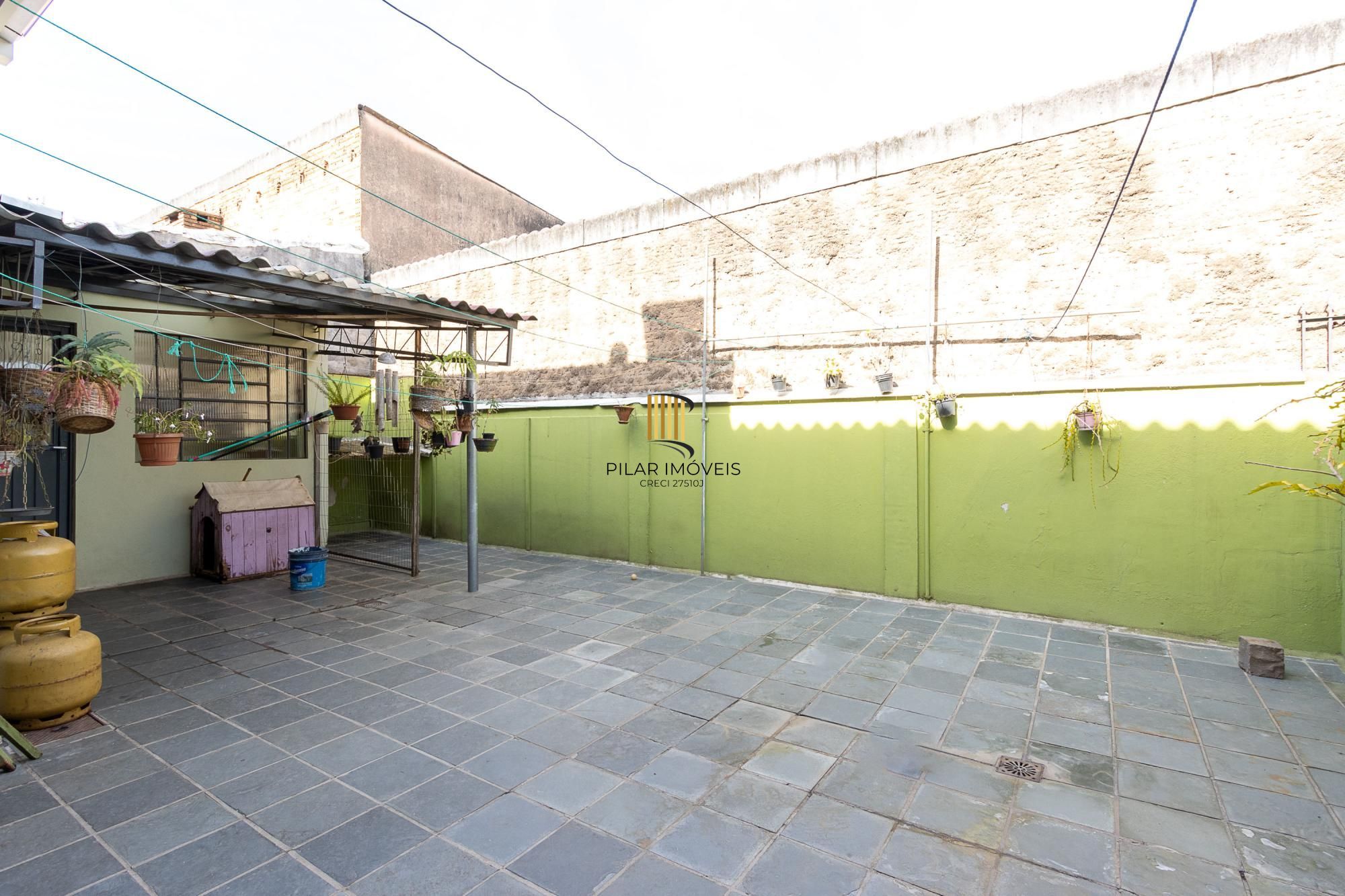 Casa com 3 quartos (1 suite), 4 vagas - Vila Nova