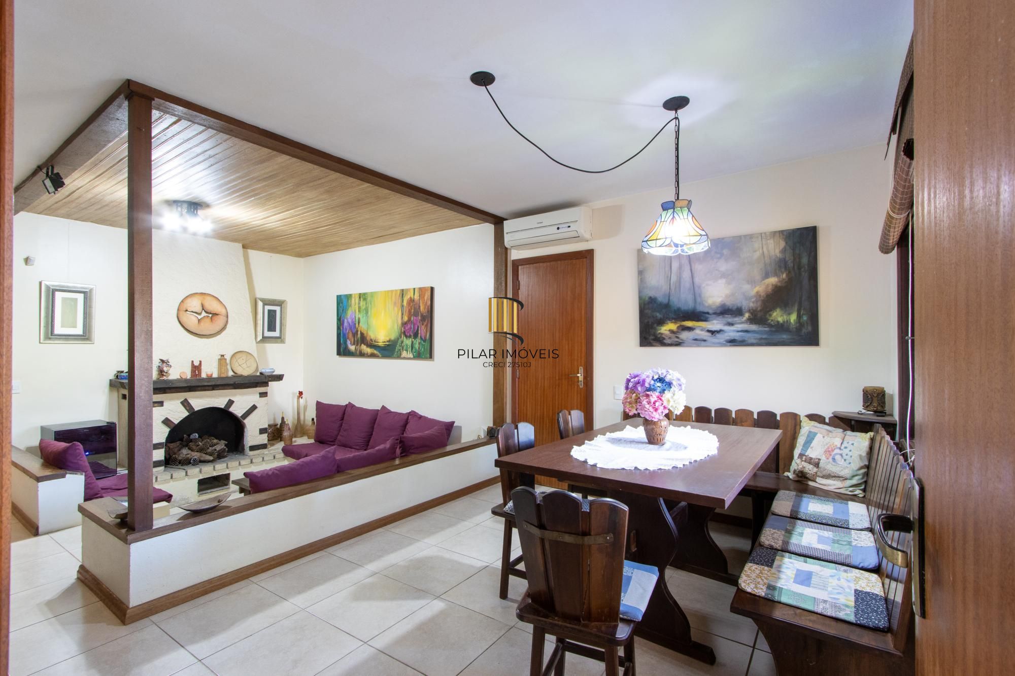 Casa de Alvenaria, possui 3 dormitórios, uma suíte, hall de entrada, lavabo,  living com lareira, cozinha ampla com armários, área gourmet com churrasqueira, corredor, pátio e 4 vagas de garagem, uma construção em anexo que possui hall de entrada, lavabo, living, cozinha, escritório, banheiro social