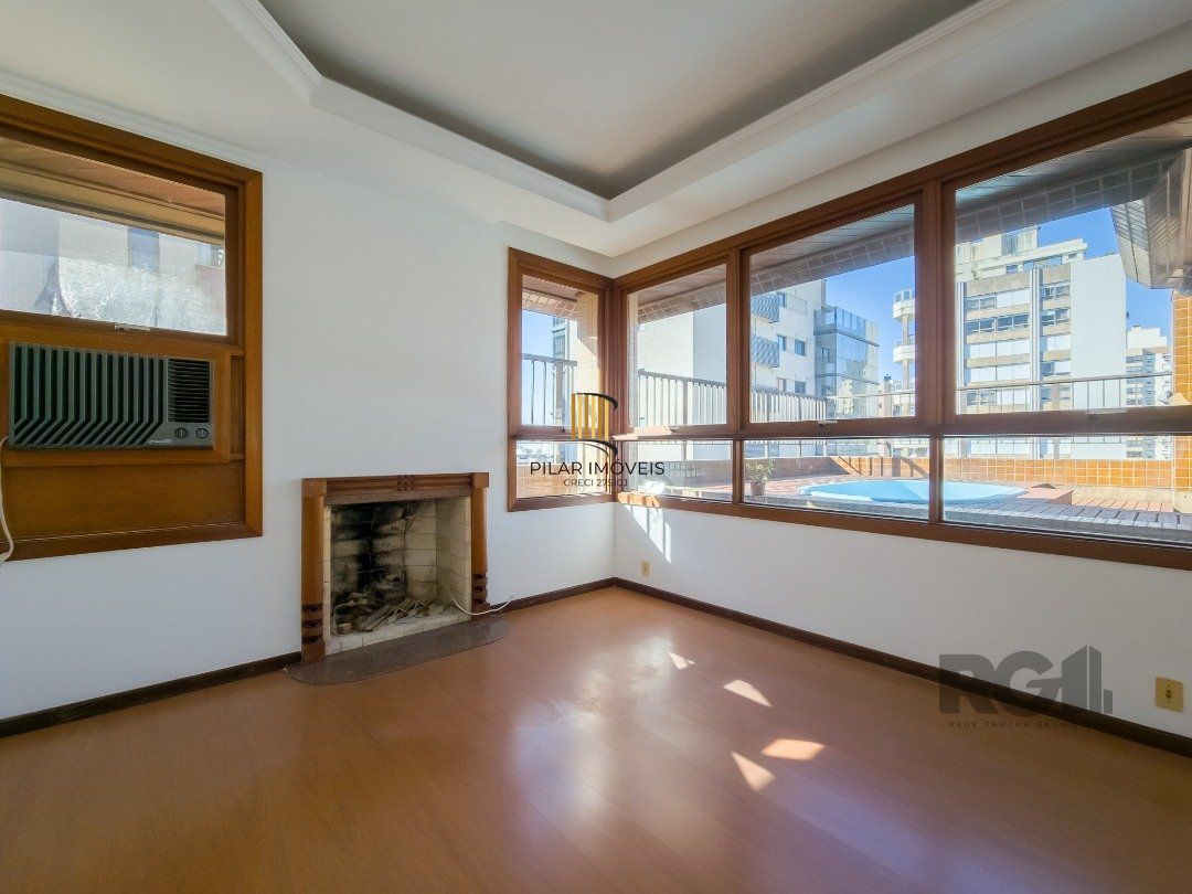 Cobertura com 222m² privativos, 3 quartos, 1 suite, lareira, piscina, 2 vagas no Bairro Rio Branco