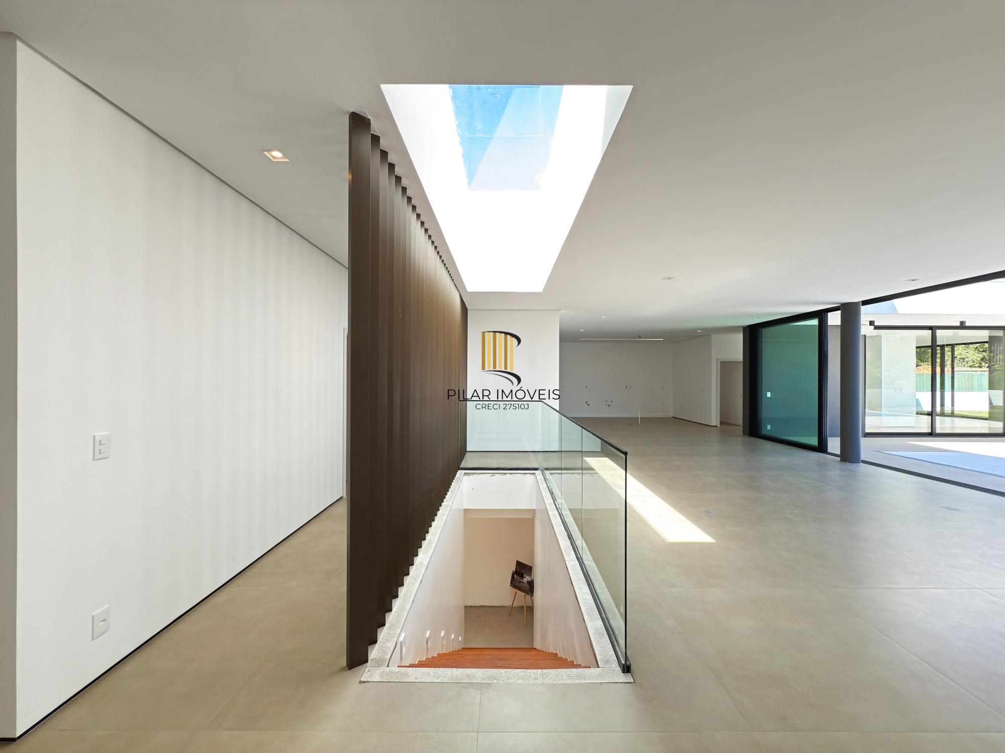 A casa conta com 434m2 de área construída, mas com um aproveitamento total dos 1.012m2 do lote