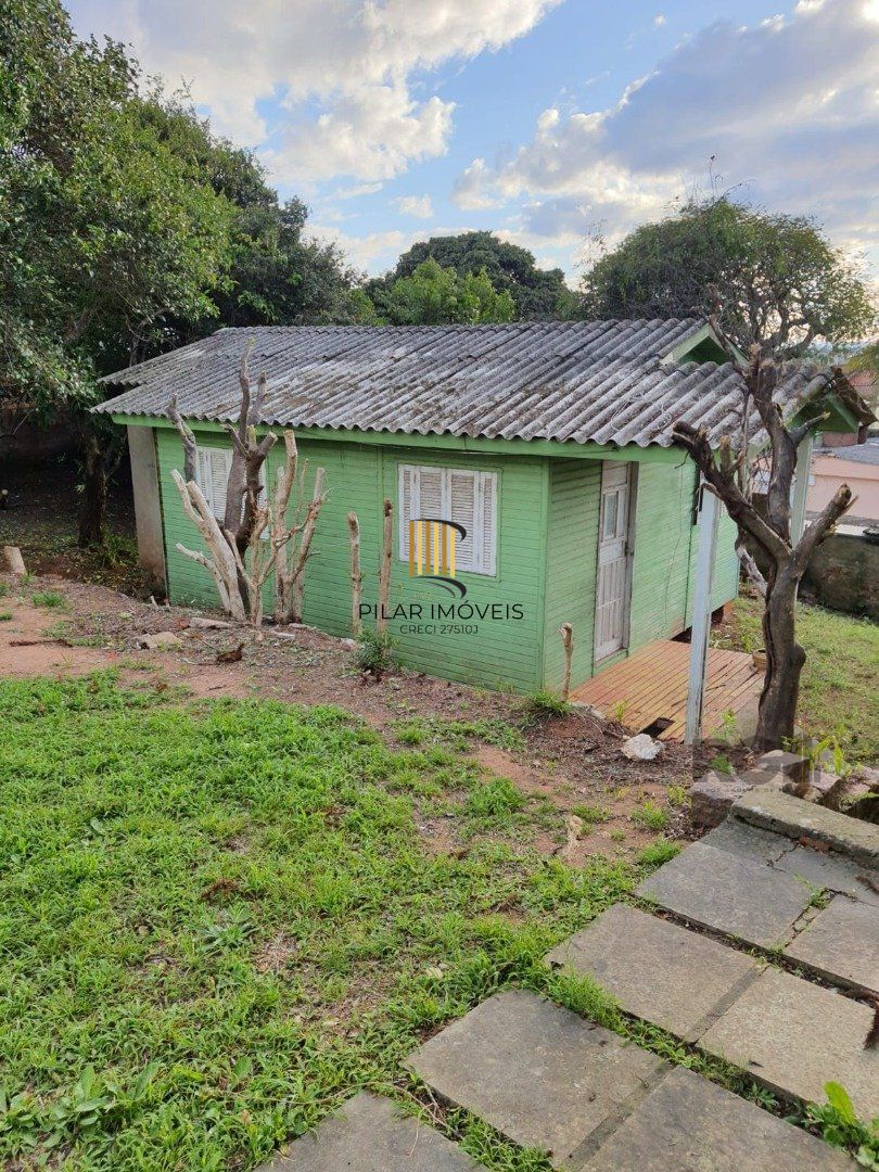 Casa térrea, 3 quartos, amplo pátio - Bairro Santa Tereza