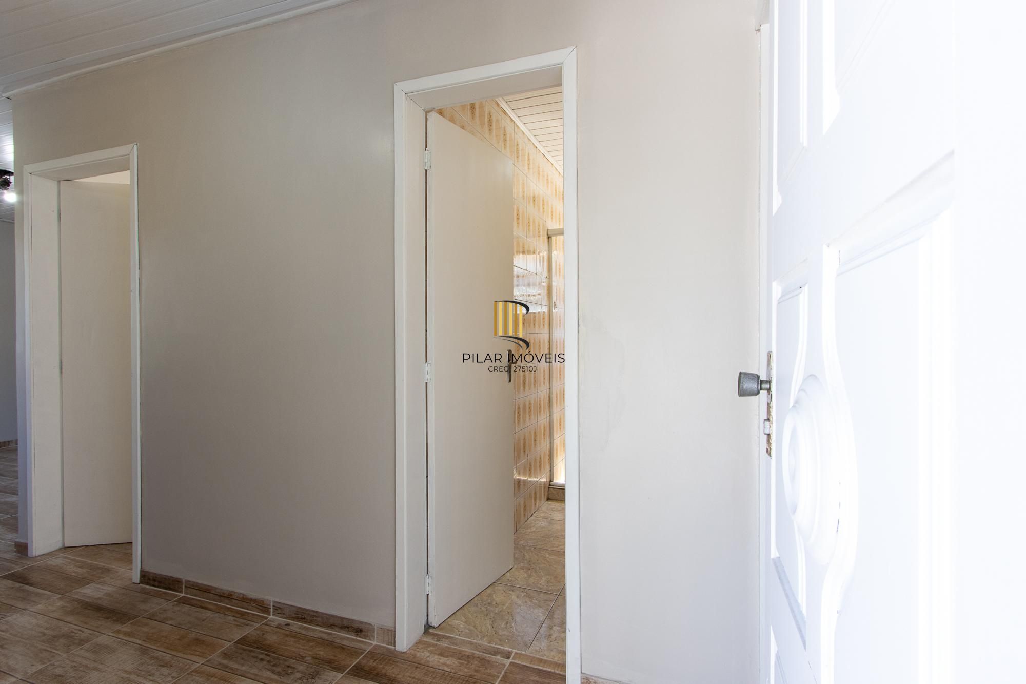 Casa de alvenaria, com 3 quartos, 1 suíte e 3 vagas de garagem.