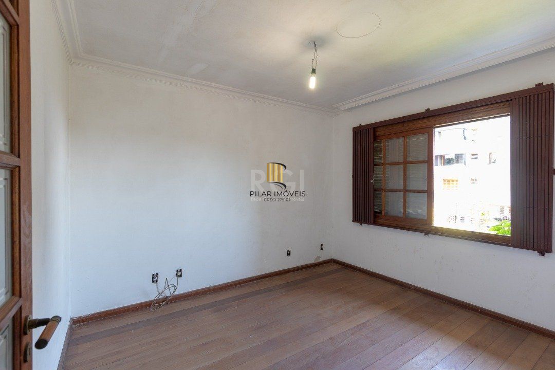 Casa para Venda - 460m², 4 dormitórios, sendo 1 suites, 4 vagas - Cristal