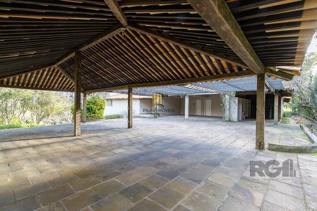 Casa Condomínio a Venda - 880m², 5 dormitórios, sendo 2 suítes, a master com lareira, 4 vagas - Cavalhada
