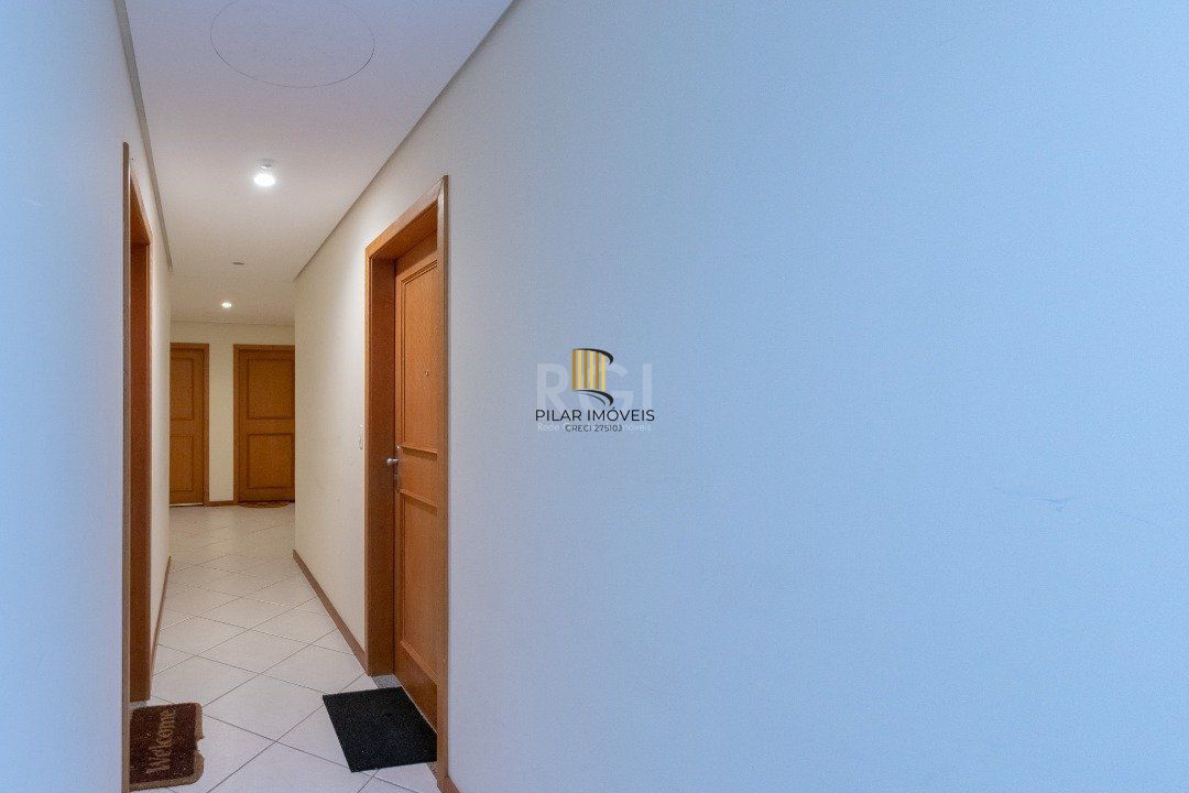 Apartamento de dois dormitórios, uma suíte, living, cozinha com churrasqueira, área de serviço, banheiro social e uma vaga de garagem.