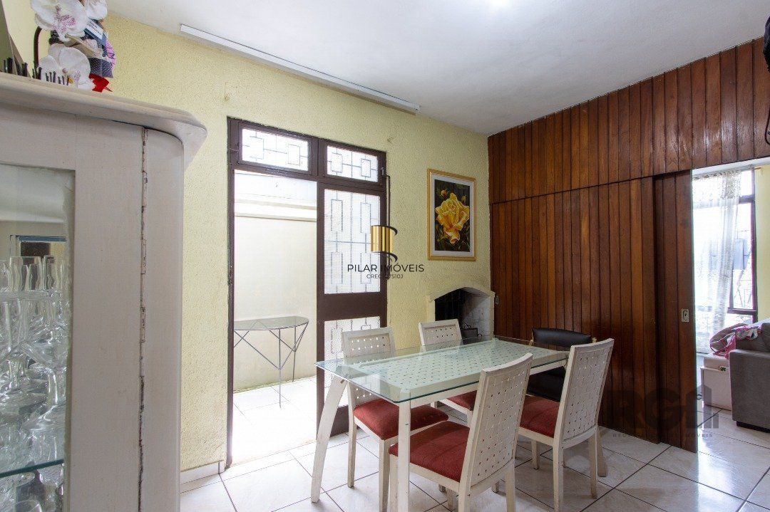 Casa térrea, 3 quartos, 2 banheiros, com pátio no Bairro Cavalhada