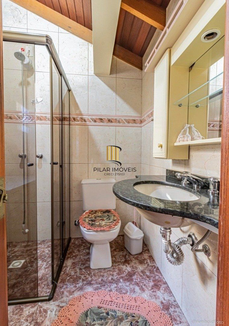 Casa 6 dormitórios no bairro Ipanema