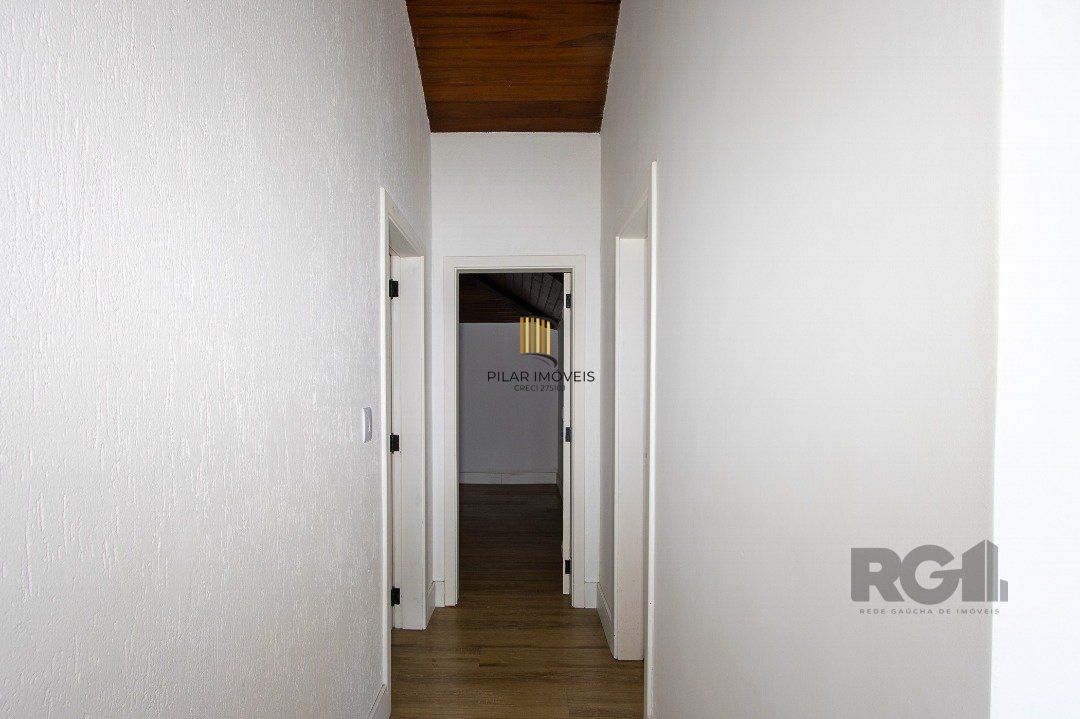 Casa Condomínio a Venda - 880m², 5 dormitórios, sendo 2 suítes, a master com lareira, 4 vagas - Cavalhada