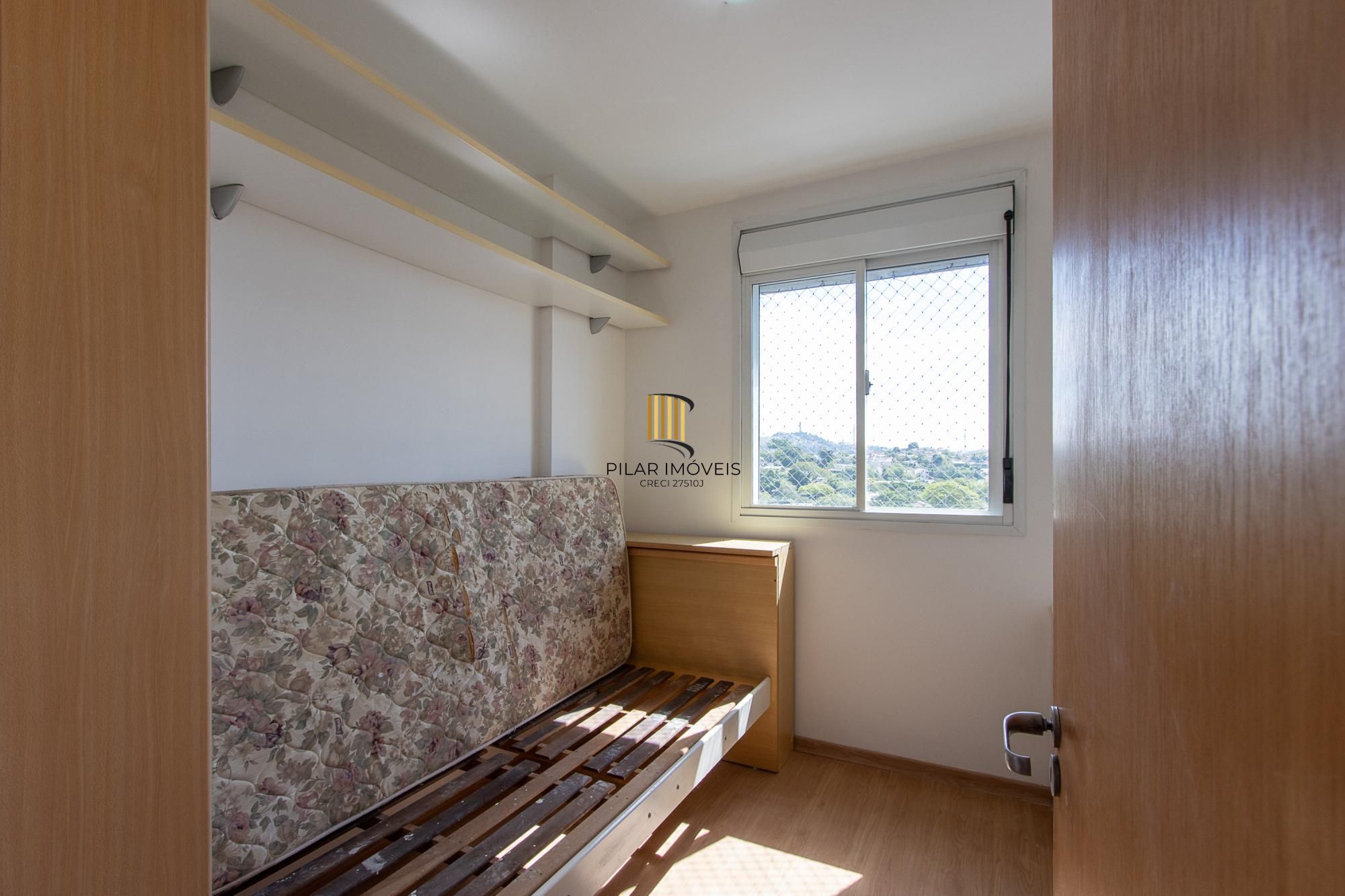 Apartamento de 3 dormitórios, 1 banheiro e uma vaga de garagem.