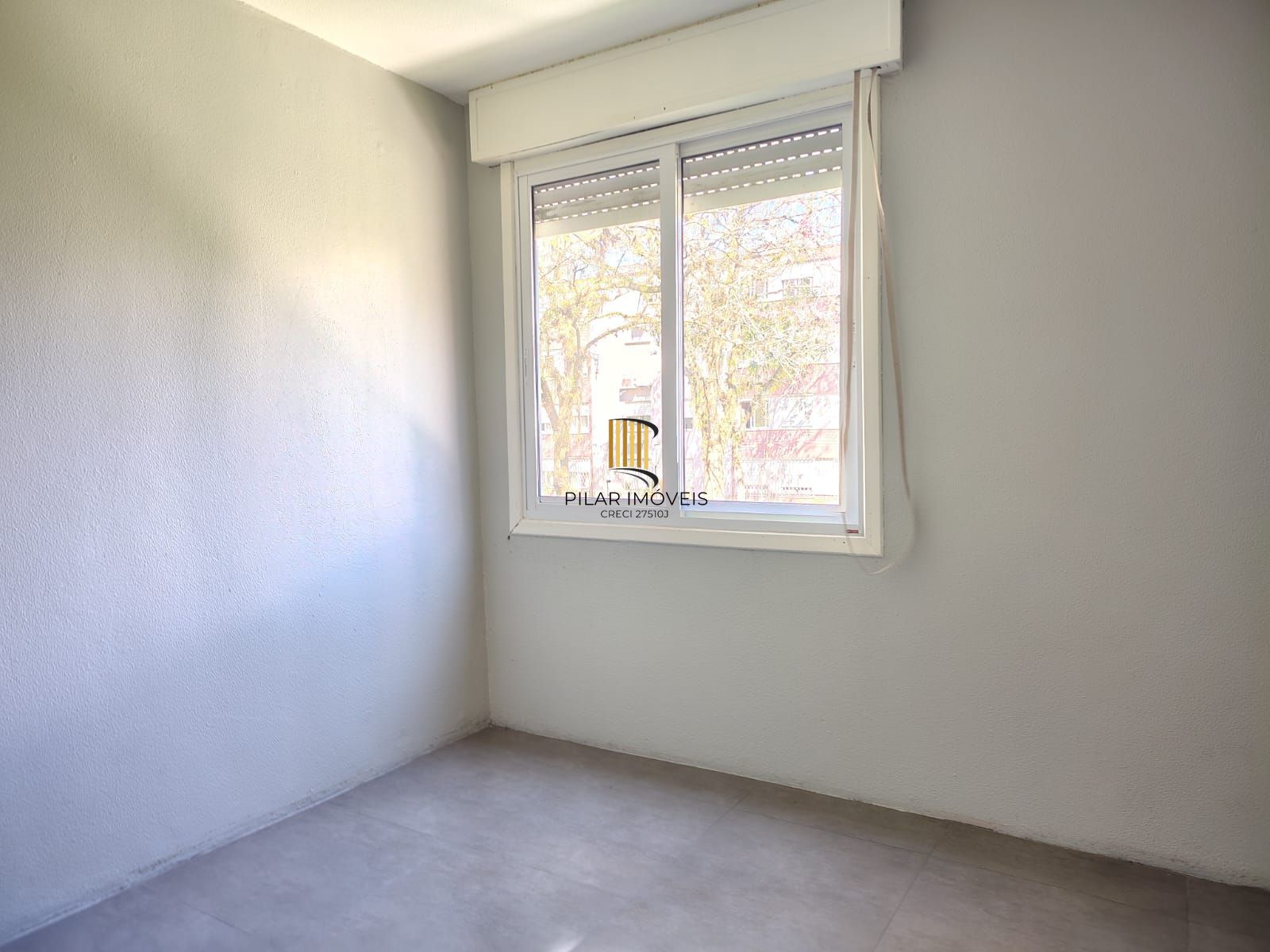 Apartamento de 2 dormitórios, living, cozinha, área de serviço e banheiro social.