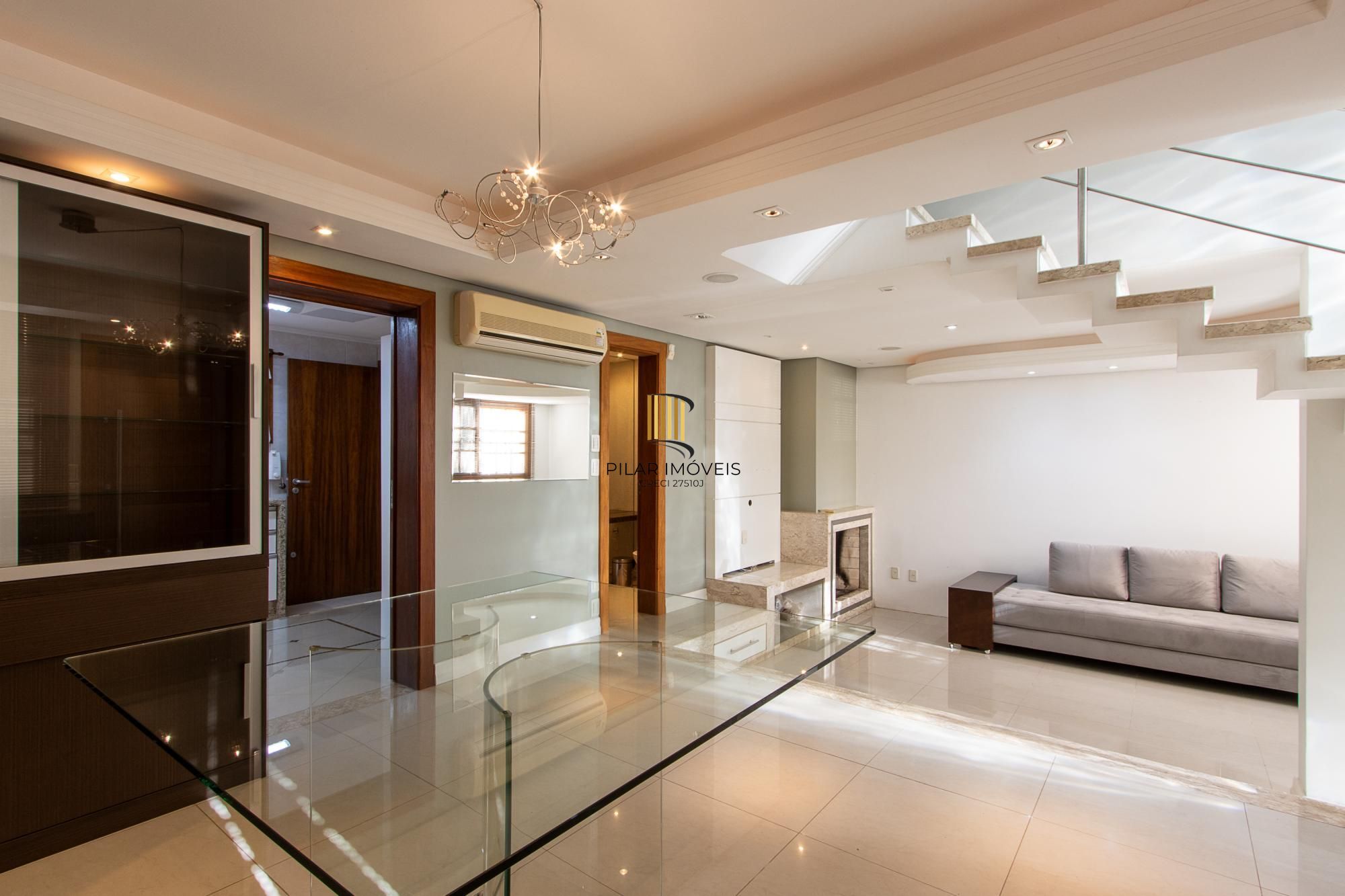 Excelente casa de 3 dormitórios, 1 suíte, pátio, piscina e vaga para 2 carros cobertas.