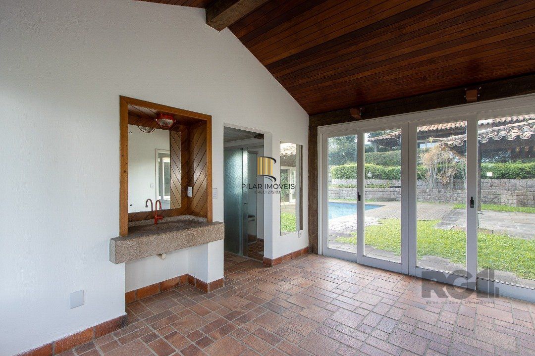Casa Condomínio a Venda - 880m², 5 dormitórios, sendo 2 suítes, a master com lareira, 4 vagas - Cavalhada