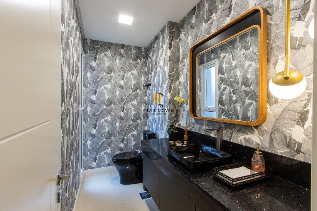 casa com  3 suítes no piso superior, mais 1 suíte no primeiro pavimento.