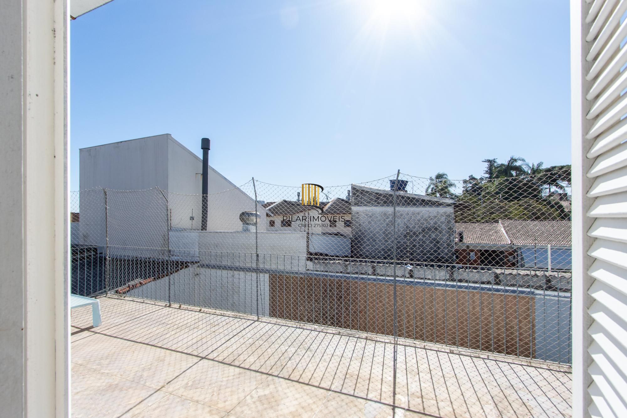 Casa 3 Dormitórios no Bairro Tristeza com 2 Vagas de Garagem