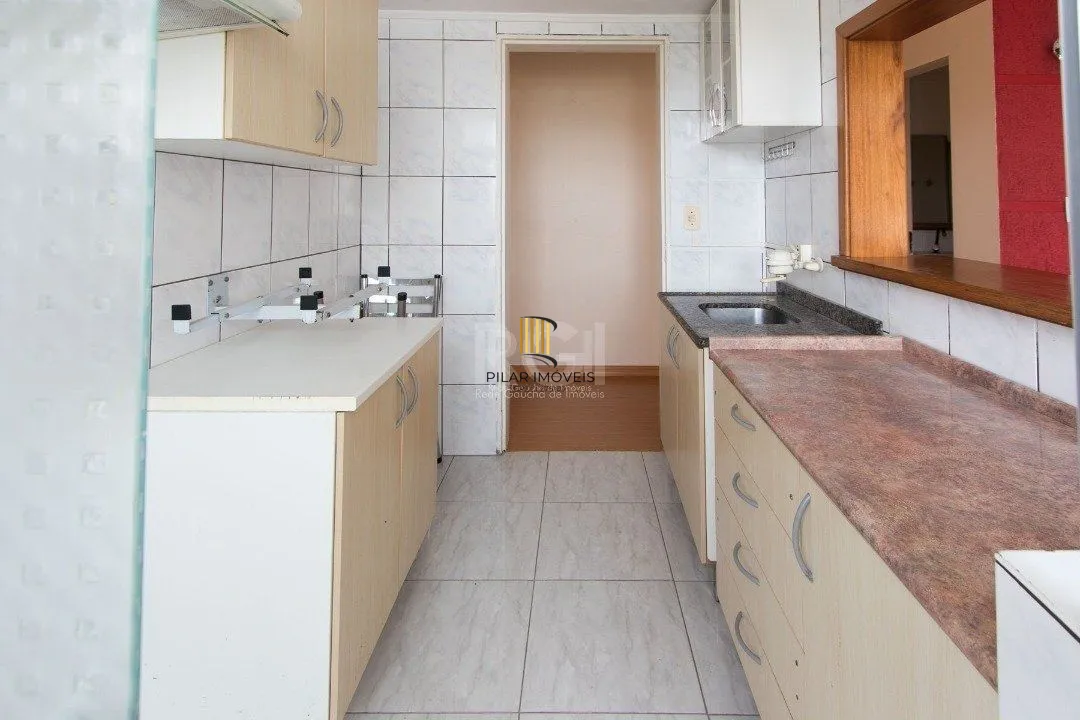 Apartamento de 2 dormitórios e 1 vaga de garagem no bairro Cristal.