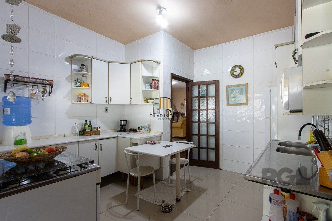 Casa para Venda - 300m², 3 dormitórios, sendo 1 suites, 4 vagas - Nonoai