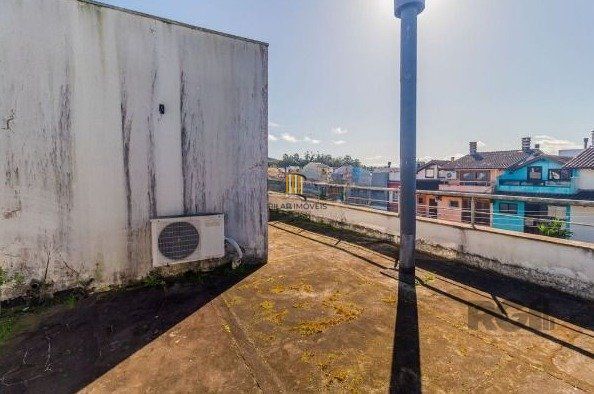 Possui 3 dormitórios sendo 1 ampla suíte com closet e sacada, living em conceito aberto,  cozinha integrada
