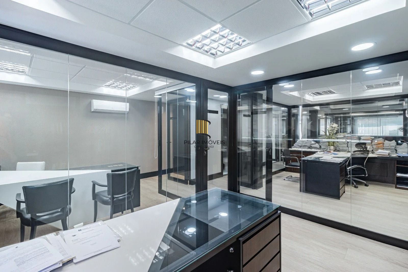 Sala/Conjunto Comercial com 4 vagas e 218m²