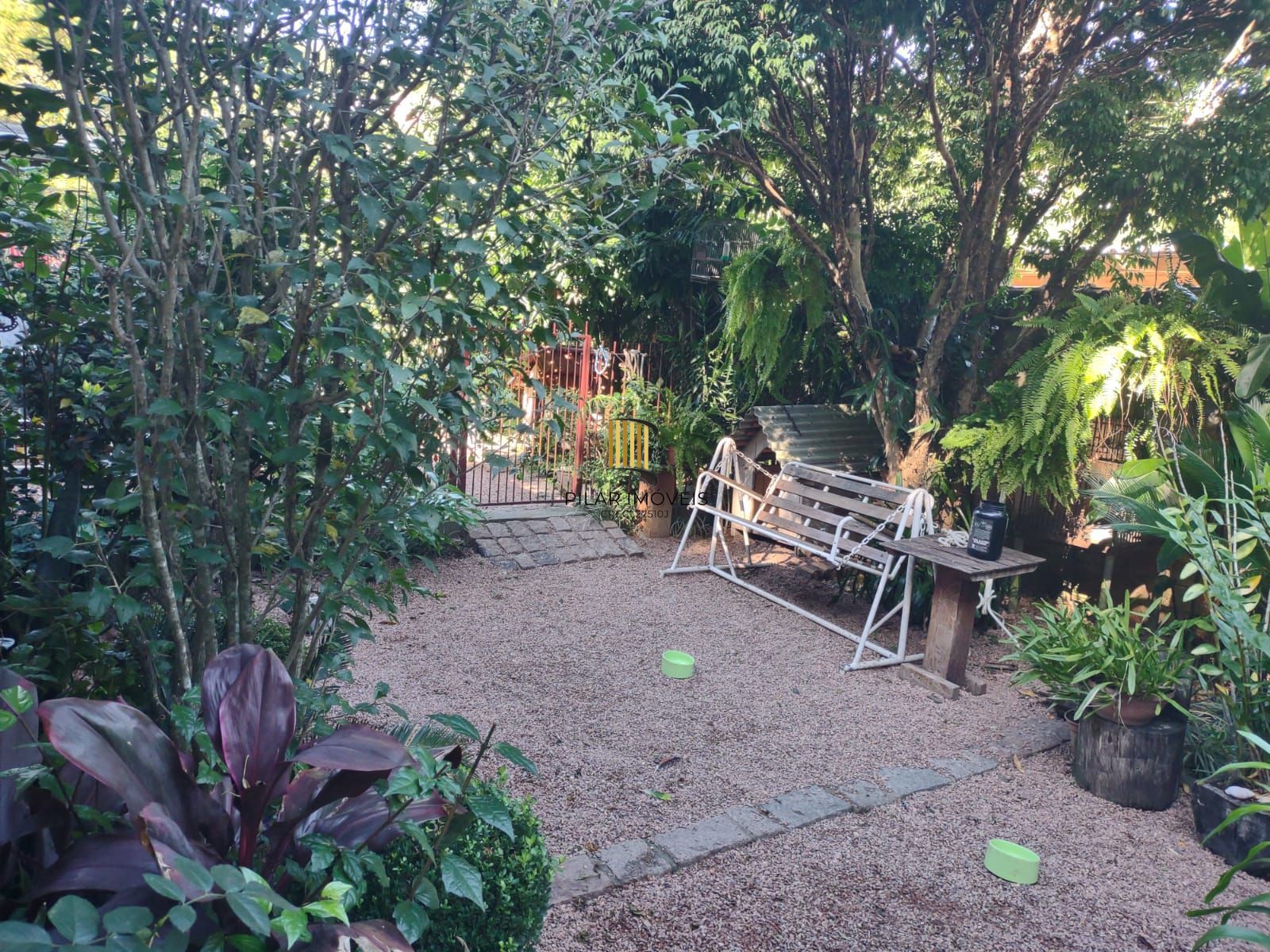 Casa com 4 quartos, suíte, piscina, lareira, churrasqueira em um terreno de 616m².