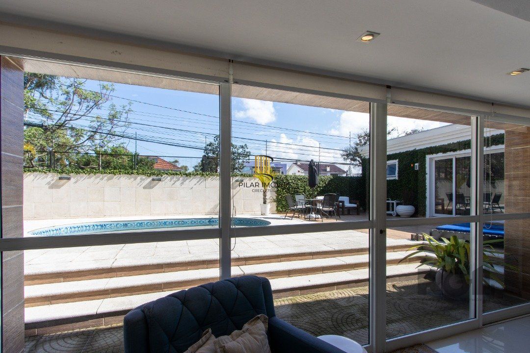 Casa a venda no bairro Guarujá com 4 dormitórios, piscina e salão de festas