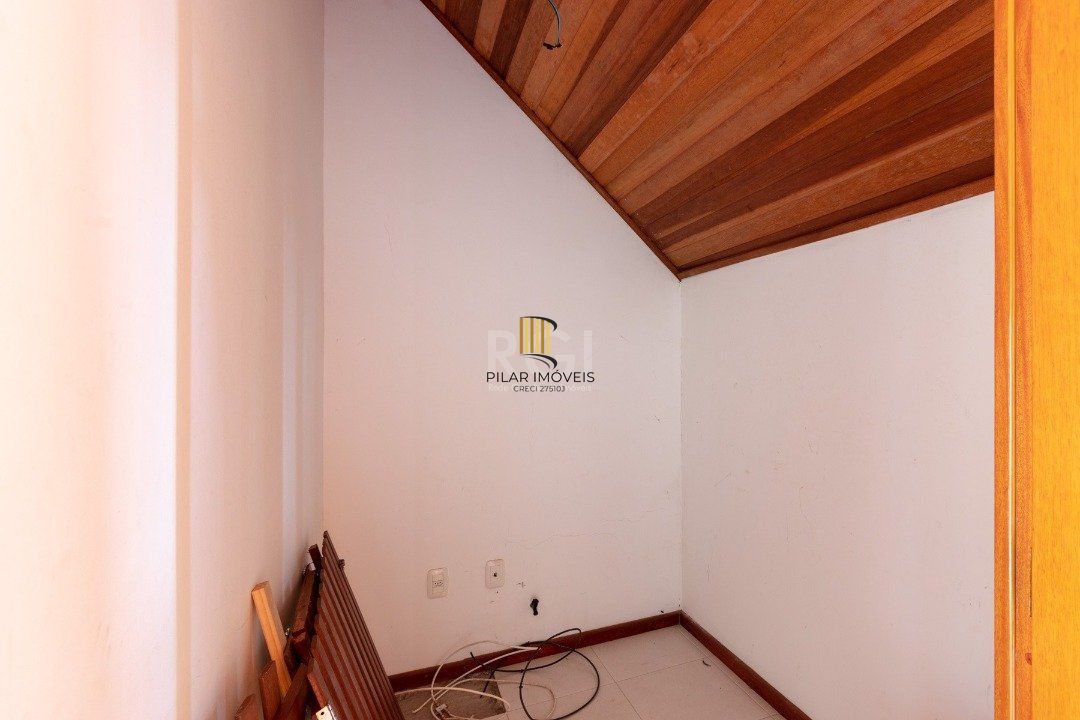 Casa para Venda - 233.34m², 3 dormitórios, sendo 1 suites, 4 vagas - Tristeza