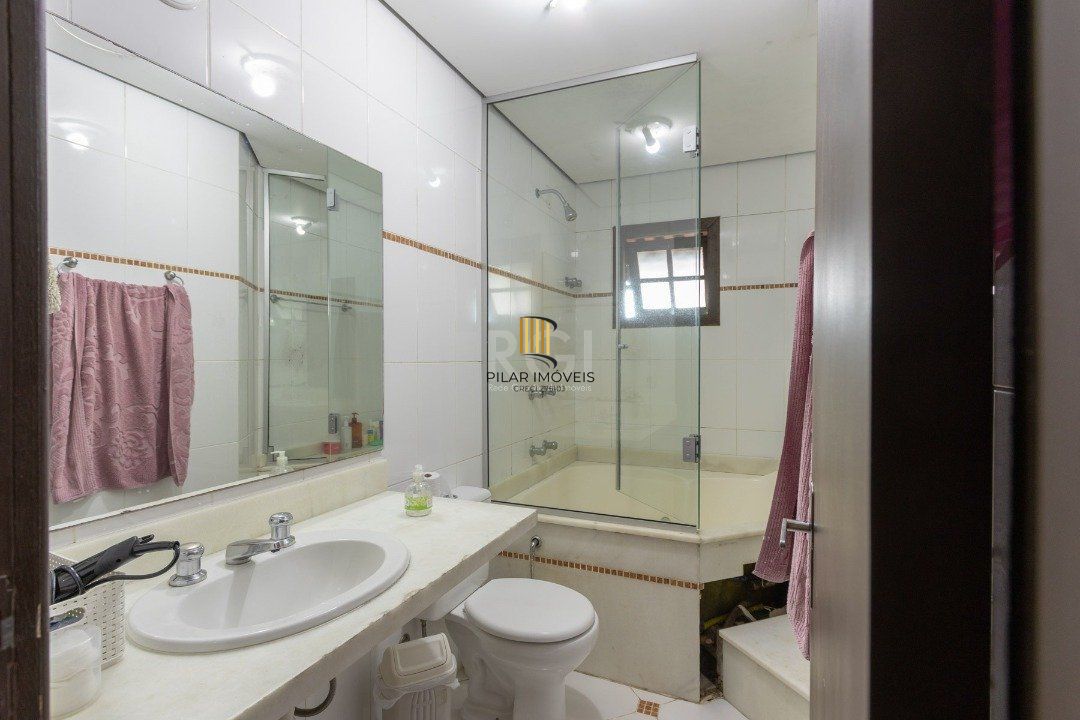 Casa para Venda - 246m², 3 dormitórios, sendo 1 suites, 3 vagas - Imperial Parque