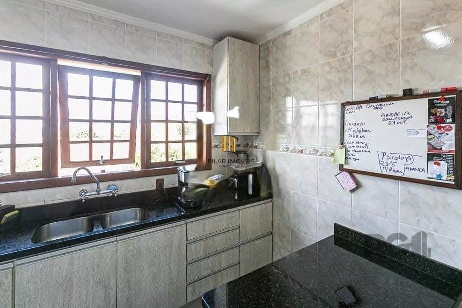 Casa com 161m² e 3 dormitórios com suíte, piscina no bairro Espírito Santo em PORTO ALEGRE