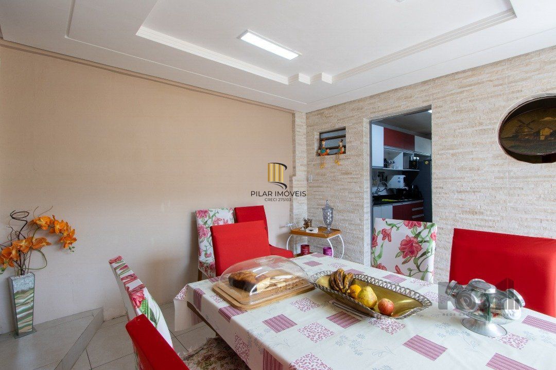 Sobrado, 3 quartos, 2 banheiros, pátio, 2 vagas, piscina - Bairro Vila Nova