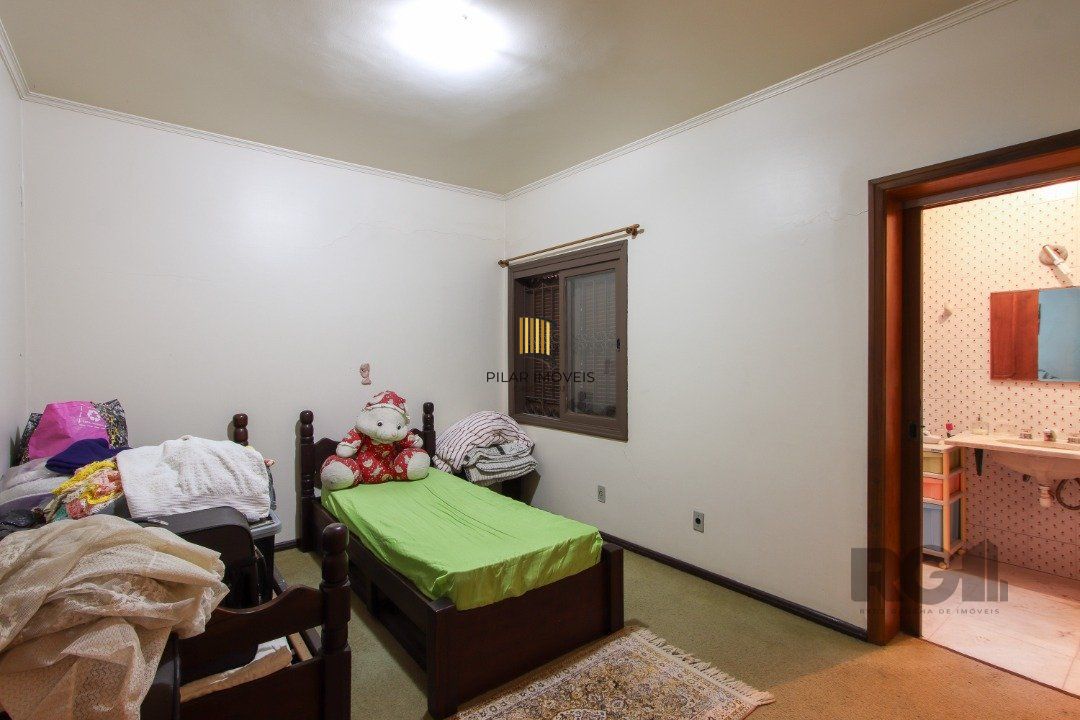 Casa a venda com 03 dormitórios, living 03 ambientes com vista para o Rio.