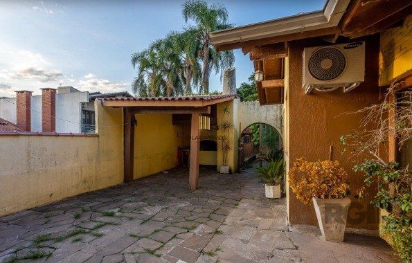 Casa no Bairro Vila Assunção com 4 dormitórios sendo 1 suíte e vista para o Guaíba