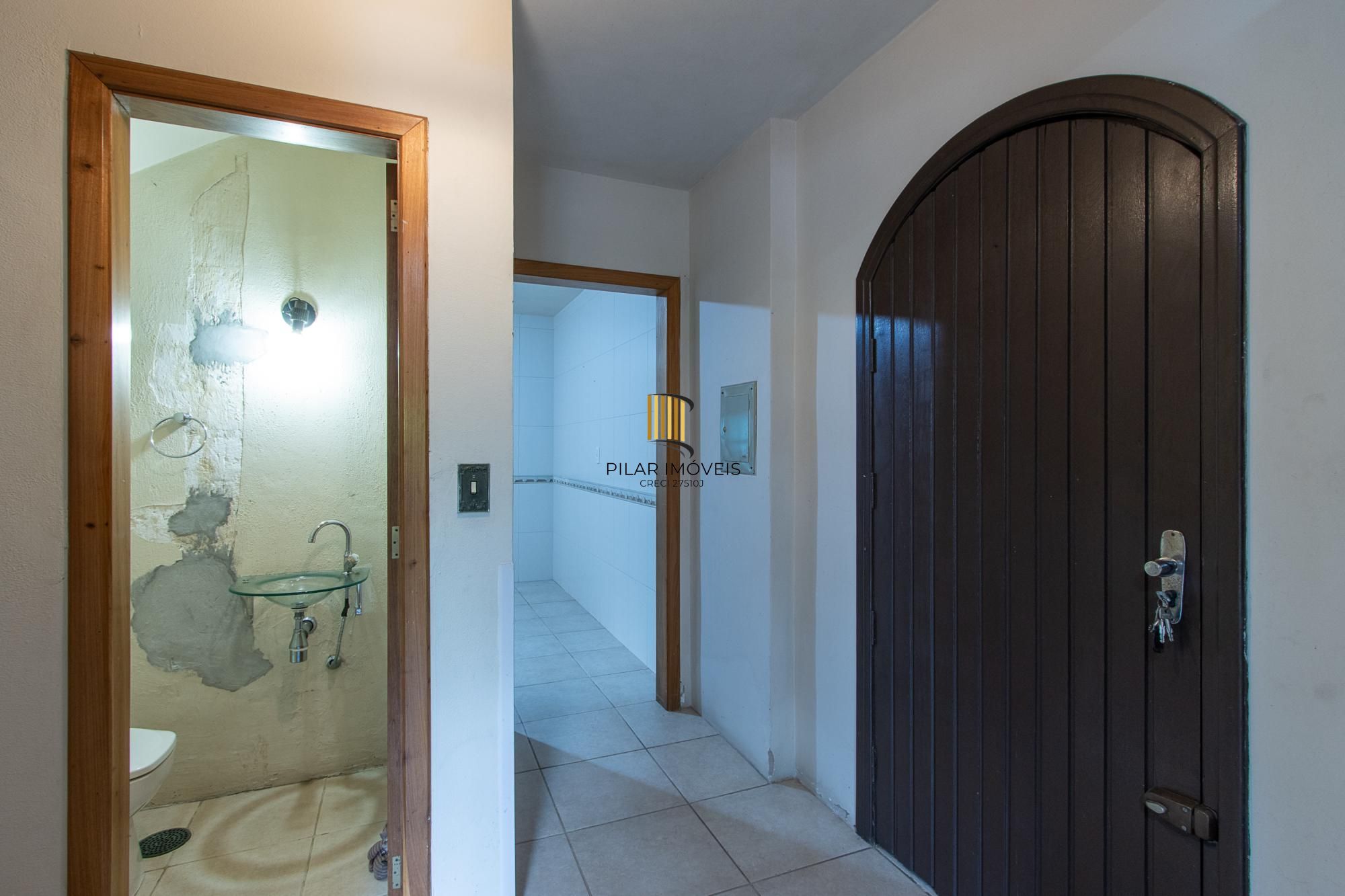 Casa de condomínio, 3 dormitórios, 1 suíte, 1 vaga coberta, no bairro Cristal.