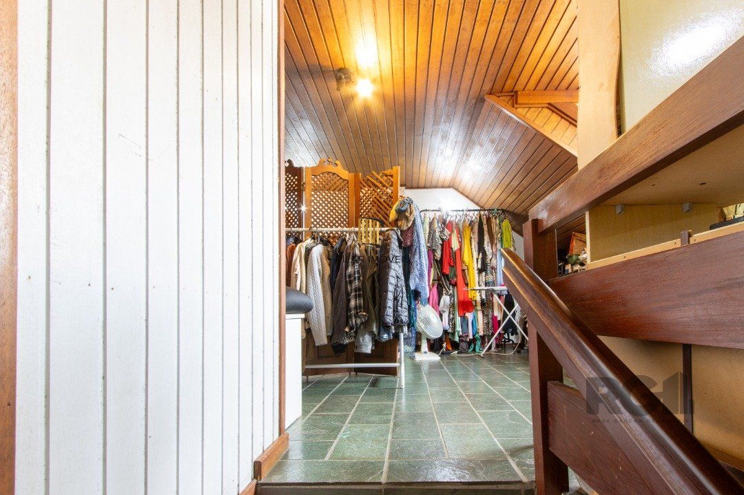 Casa de 3 dormitórios à venda na Tristeza - Zona sul de Poa.