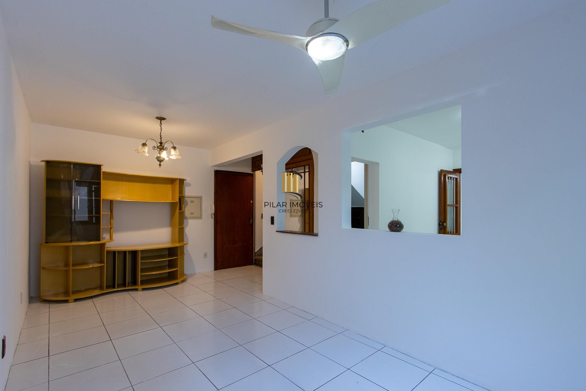 Casa de condomínio, 3 dormitórios, 1 suíte, 1 vaga coberta, no bairro Cristal.
