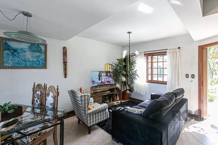 Casa com 161m² e 3 dormitórios com suíte, piscina no bairro Espírito Santo em PORTO ALEGRE